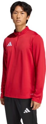 Junger Mann in einem roten Adidas-Pullover und schwarzer Hose. Junger Mann in einem roten Adidas-Pullover und schwarzer Hose.