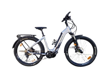 Silbernes E-Bike mit Schutzblechen und Gepäckträger vor weißem Hintergrund.