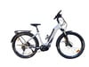 Silbernes E-Bike mit Schutzblechen und Gepäckträger vor weißem Hintergrund.