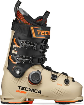 Ein beiger Tecnica HV Skischuh mit orangefarbenen Akzenten und BOA-System.