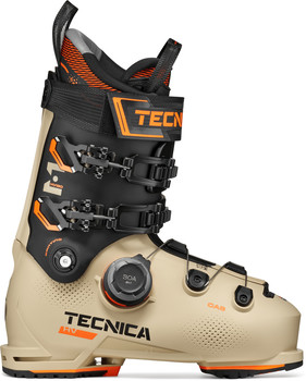 Ein beiger Tecnica HV Skischuh mit orangefarbenen Akzenten und BOA-System.