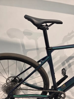 Detail des Fahrradhecks mit Reifen, Kassette und Sattel. Detail des Fahrradhecks mit Reifen, Kassette und Sattel.