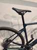 Detail des Fahrradhecks mit Reifen, Kassette und Sattel.