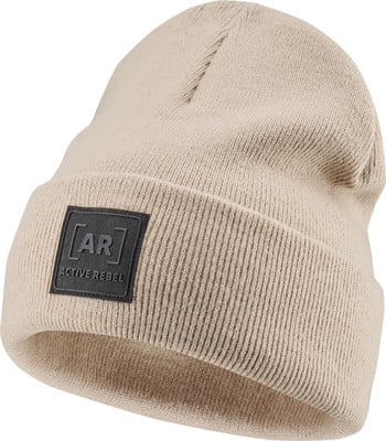 Beige Strickmütze mit schwarzem Kunstleder-Detail mit Logo.