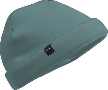 Eine blaue Mütze mit umgeschlagenem Rand und schwarzem Logo mit weißem Symbol.