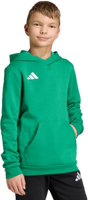 Junge im grünen Kapuzenpullover mit Kängurutasche und Adidas-Logo.