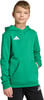 Junge im grünen Kapuzenpullover mit Kängurutasche und Adidas-Logo.