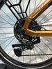 Goldenes Fahrrad mit Shimano-Schaltwerk und Kassette