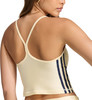 Ein Mädchen in einem gelben Crop-Top mit dunklen Streifen an der Seite.