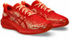 Rote Laufschuhe mit orangefarbenen Schnürsenkeln und abstraktem Muster.
