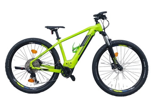 Grünes E-Bike mit Federung und Scheibenbremsen auf weißem Hintergrund.