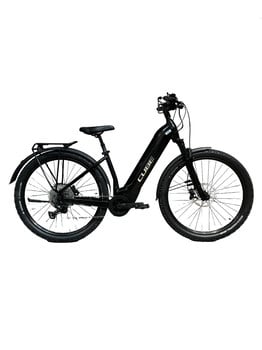 Schwarzes Cube E-Bike mit Schutzblechen und Gepäckträger, weißer Hintergrund.