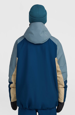 Rückansicht einer blauen Jacke mit beige-grauen Einsätzen und blauer Mütze. Rückansicht einer blauen Jacke mit beige-grauen Einsätzen und blauer Mütze.