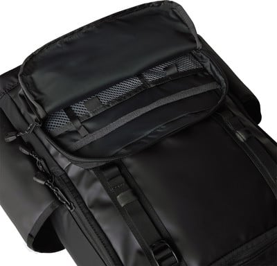 Schwarze Tasche mit mehreren Fächern und Reißverschlüssen, aus wasserdichtem Material. Schwarze Tasche mit mehreren Fächern und Reißverschlüssen, aus wasserdichtem Material.