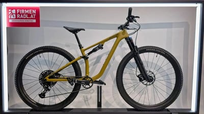 Ein gelbes Fullsuspension-Mountainbike von Specialized mit schwarzen Rädern und Logo. Ein gelbes Fullsuspension-Mountainbike von Specialized mit schwarzen Rädern und Logo.