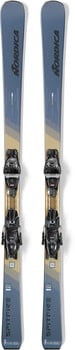 Nordica Spitfire Ski mit Bindung sind blau mit geometrischem Muster.