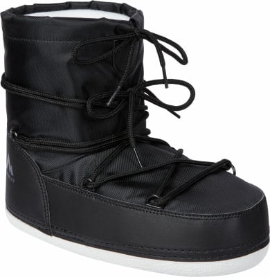 Schwarzer Winterstiefel mit weißer Sohle und Schnürung. Schwarzer Winterstiefel mit weißer Sohle und Schnürung.
