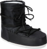 Schwarzer Winterstiefel mit weißer Sohle und Schnürung.