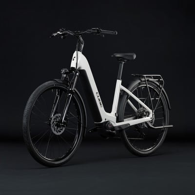 Elegantes weißes Cube E-Bike mit Gepäckträger und schwarzen Details. Elegantes weißes Cube E-Bike mit Gepäckträger und schwarzen Details.