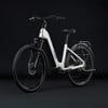 Elegantes weißes Cube E-Bike mit Gepäckträger und schwarzen Details.