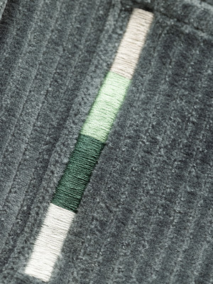 Dunkelgrauer Stoff mit vertikalem Streifen, bestickt in Beige, Hellgrün und Dunkelgrün. Dunkelgrauer Stoff mit vertikalem Streifen, bestickt in Beige, Hellgrün und Dunkelgrün.