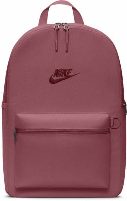 Ein rosafarbener Nike-Rucksack mit Logo und Reißverschlusstasche vorne.