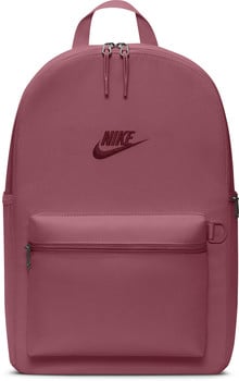 Ein rosafarbener Nike-Rucksack mit Logo und Reißverschlusstasche vorne.