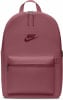 Ein rosafarbener Nike-Rucksack mit Logo und Reißverschlusstasche vorne.