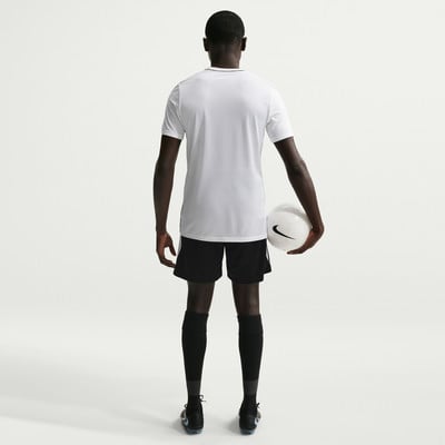 Rückansicht eines Fußballers im weißen Trikot und schwarzer Hose mit Ball. Rückansicht eines Fußballers im weißen Trikot und schwarzer Hose mit Ball.