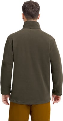 Rückansicht eines Mannes in dunkelgrünem Fleece-Pullover und brauner Hose. Rückansicht eines Mannes in dunkelgrünem Fleece-Pullover und brauner Hose.