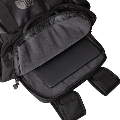 Schwarze Tasche mit Laptopfach und Logo. Schwarze Tasche mit Laptopfach und Logo.