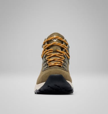 Zelená turistická bota s oranžovými tkaničkami na bílém podkladu. Zelená turistická bota s oranžovými tkaničkami na bílém podkladu.