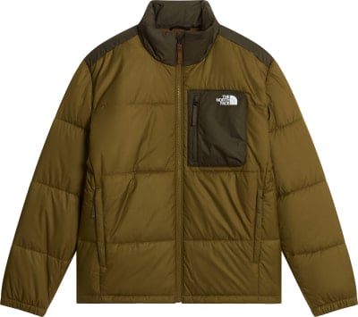 Grüne Daunenjacke mit dunkelgrüner Brusttasche und Logo. Grüne Daunenjacke mit dunkelgrüner Brusttasche und Logo.