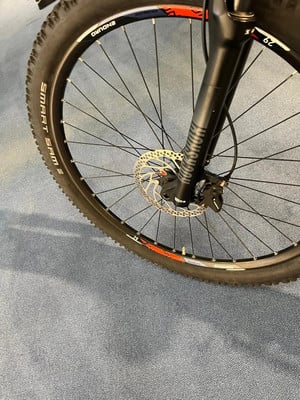 Vorderreifen eines Mountainbikes mit Scheibenbremse und RockShox-Federung. Vorderreifen eines Mountainbikes mit Scheibenbremse und RockShox-Federung.