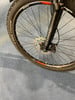 Vorderreifen eines Mountainbikes mit Scheibenbremse und RockShox-Federung.
