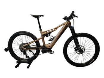 Ein braunes Fullsuspension-E-Mountainbike auf einem Ständer.