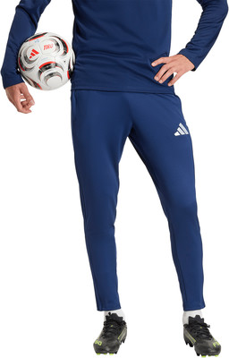 Ein Mann hält einen Fußball und trägt eine dunkelblaue Adidas-Sporthose. Ein Mann hält einen Fußball und trägt eine dunkelblaue Adidas-Sporthose.