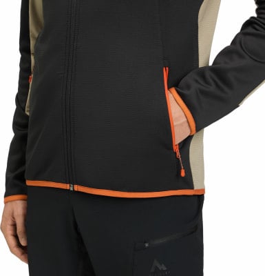 Detail einer Jacke mit orangefarbenem Besatz und Tasche. Detail einer Jacke mit orangefarbenem Besatz und Tasche.