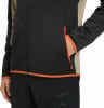 Detail einer Jacke mit orangefarbenem Besatz und Tasche.