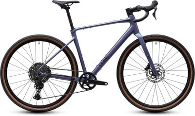 Lila Cube Gravelbike mit schwarzen Details und braunen Reifen. Lila Cube Gravelbike mit schwarzen Details und braunen Reifen.