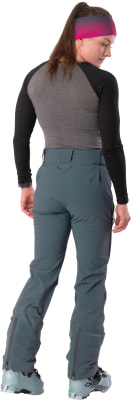Eine Frau in Skihose und Langarmshirt mit Stirnband.
