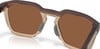 Nahaufnahme einer braunen Sonnenbrille mit transparentem Rahmen und dunklen Bügeln.