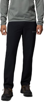 Mann in schwarzer Hose und grauem Langarmshirt. Mann in schwarzer Hose und grauem Langarmshirt.