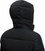 Rückansicht einer Person in einer schwarzen Daunenjacke mit Kapuze.