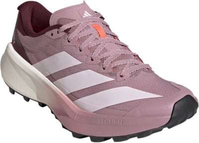 Rosa Adidas Terrex Trailschuh mit weißen Streifen und beigem Sohlenrand.