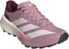 Rosa Adidas Terrex Trailschuh mit weißen Streifen und beigem Sohlenrand.