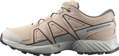 Beige Trailrunning-Schuh mit schwarzen und grauen Details und dem Schriftzug SPEEDCROSS. Beige Trailrunning-Schuh mit schwarzen und grauen Details und dem Schriftzug SPEEDCROSS.