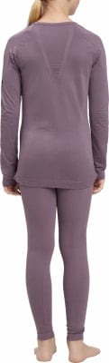 Rückansicht eines Mädchens in lila Leggings und Langarmshirt. Rückansicht eines Mädchens in lila Leggings und Langarmshirt.