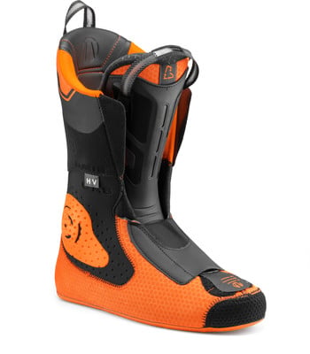 Ein orangefarbener Skischuh mit schwarzen Details und HV-Logo. Ein orangefarbener Skischuh mit schwarzen Details und HV-Logo.