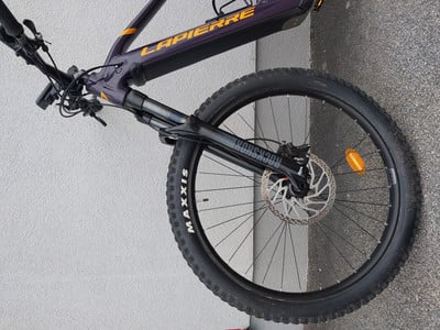 Detail des Vorderrads eines E-Mountainbikes mit Maxxis-Logo.